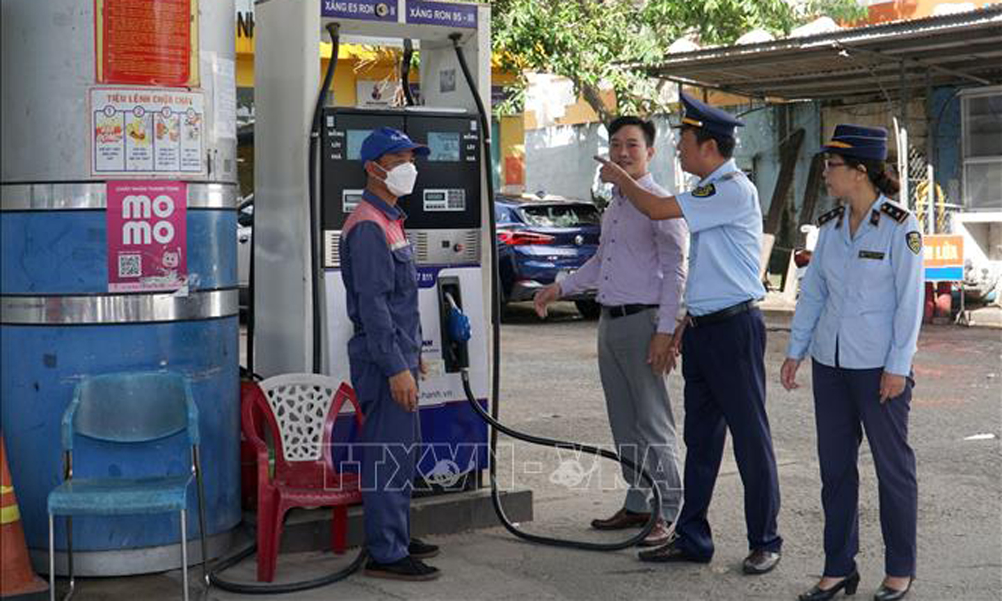 Lực lượng chức năng Đà Nẵng kiểm tra hoạt động tại các cửa hàng xăng dầu trên địa bàn. Ảnh: Quốc Dũng/TTXVN