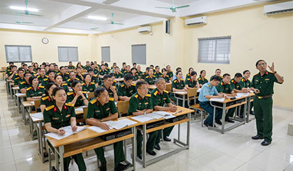 Một tiết học về lý luận chính trị cho cán bộ, sĩ quan các cơ quan, đơn vị tại Học viện Chính trị. Ảnh: TRUNG THÀNH